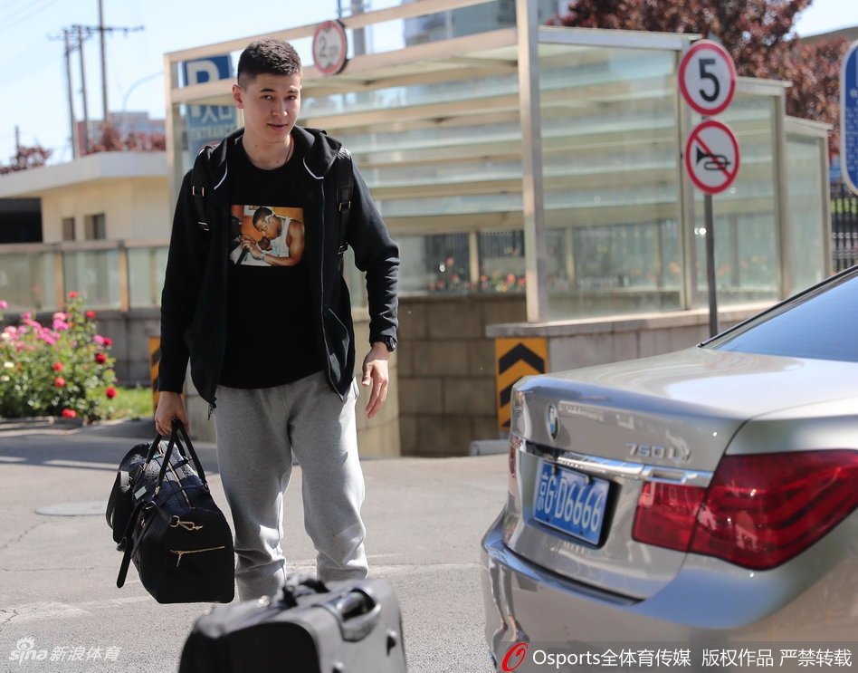 身背行囊的赵继伟在人群簇拥下神情专注,身为辽宁大脑的他正享受着明星级的待遇,也承载着球迷沉甸甸的期望