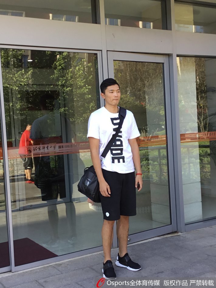 蓝队球员鞠明欣在场边接受媒体采访,略显青涩的脸上写满了对未来集训生活的期待。