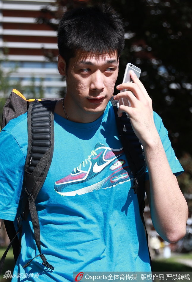 陈林坚和李根在报到现场,两人正与工作人员交流,李根的表情自信而沉稳。