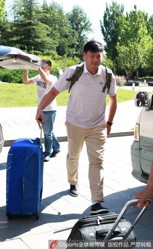 蓝队助教张博雨与球迷合影,他魁梧的身材在人群中格外显眼,笑容可掬。