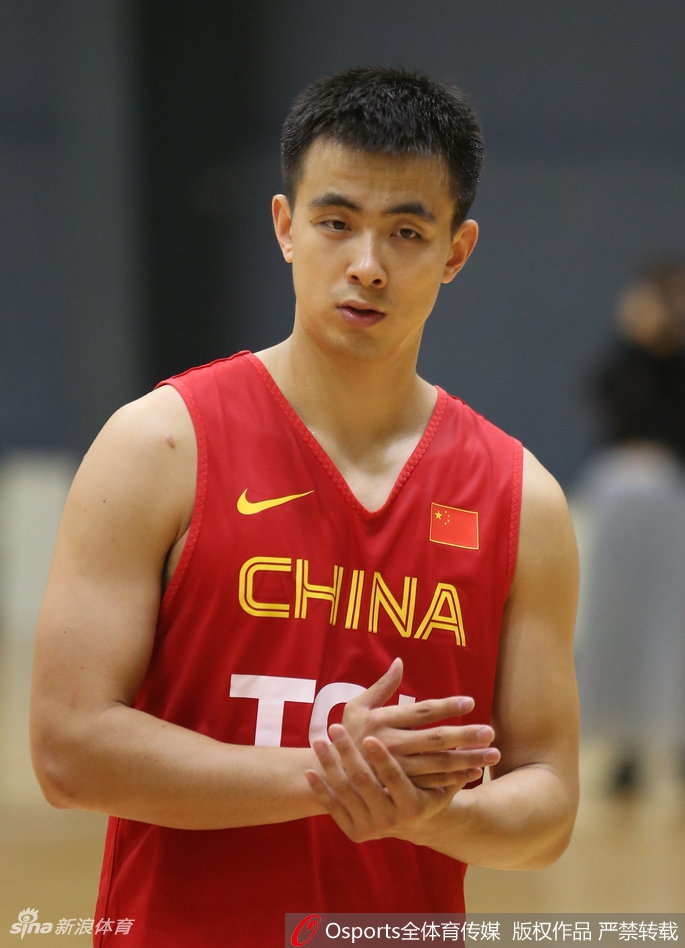 面对众多记者伸来的话筒，赵继伟的眼神清澈而坚定，他用手比划着，正在阐述着这支年轻队伍的凝聚力，而身旁的邹雨宸则侧耳倾听，仿佛在队友的话语中汲取着力量。