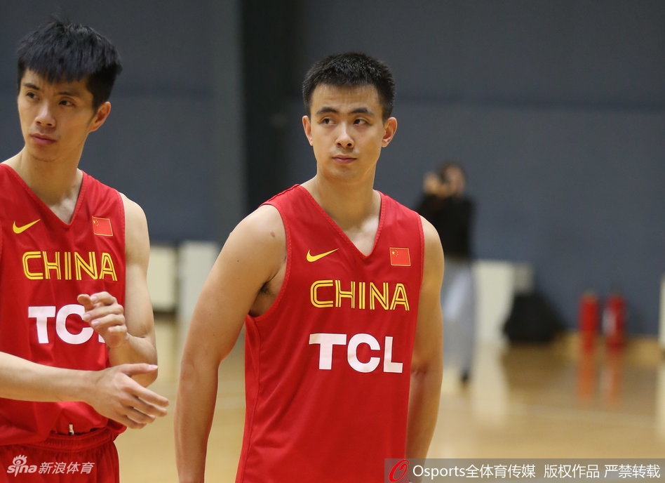 红队众将士围成一个密不可分的同心圆，李楠指导在圈心振臂高呼，队员们随之爆发出整齐的怒吼，那一刻，个体的力量汇聚成洪流，誓言要在未来的赛场上掀起一场青春风暴。