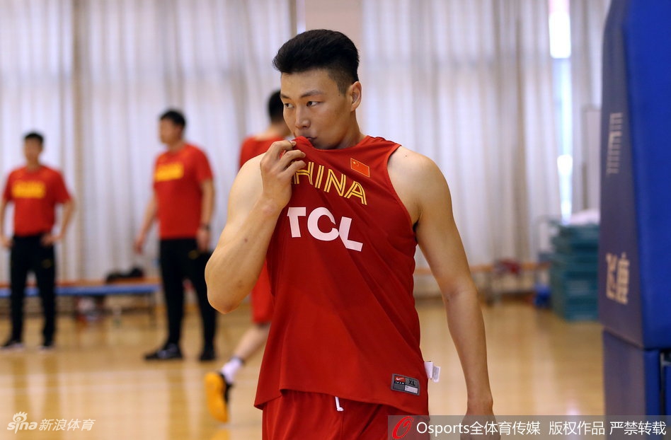 李根目光如炬，紧紧盯着前方的训练场景，眼神中透露出无比的专注和对胜利的渴望。