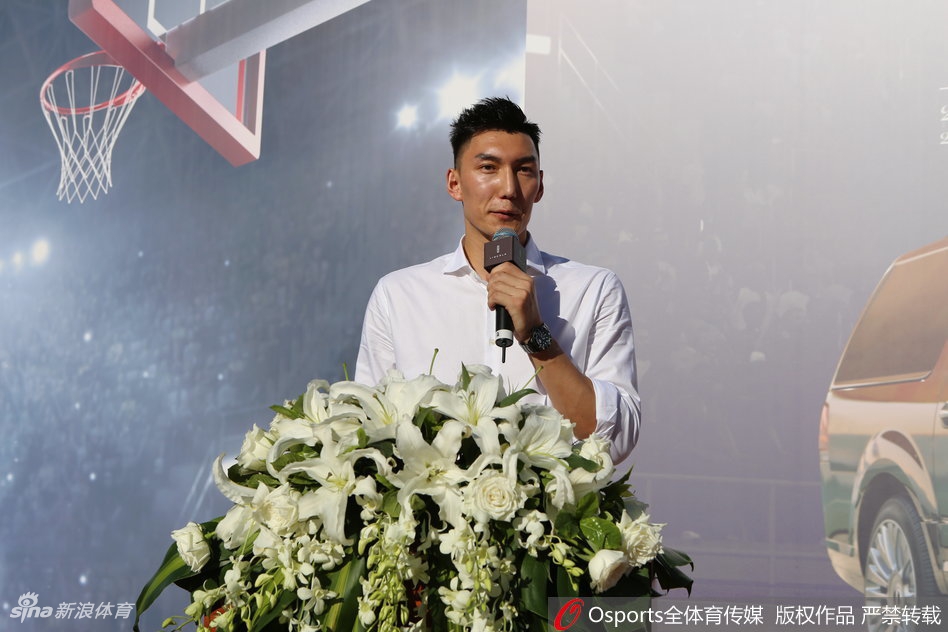 侯伟手持话筒站在台前发表感言，身后是巨大的冠军背景板，他目光坚定，仿佛正在描绘新疆男篮未来的宏伟蓝图。