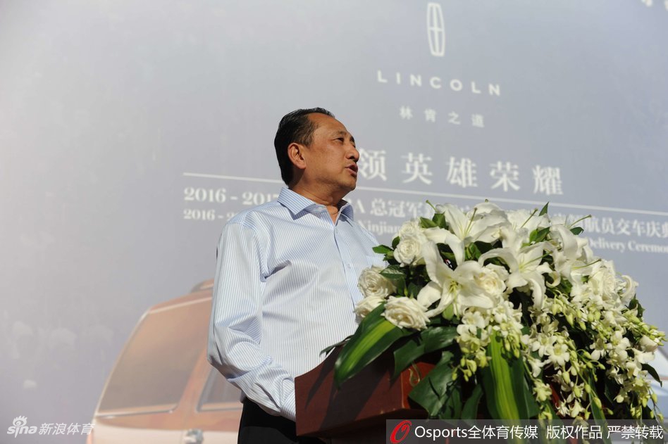 西热力江亲密地搂着周琦的肩膀，两人边走边窃窃私语，周琦面带微笑认真倾听，兄弟情谊在豪车旁显得格外温暖。