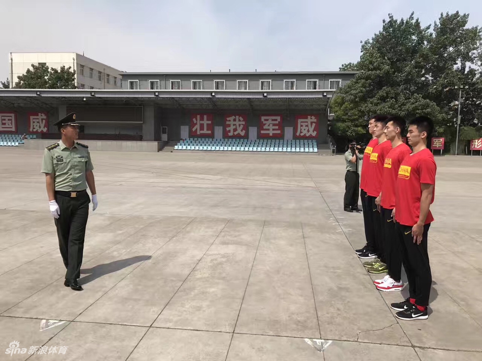 夕阳的余晖洒在年轻的队员身上,尽管一天的军训让他们的身体疲惫不堪,但每个人的脸上都写满了满足与坚定。他们围坐在一起,交流着心得体会,眼神中闪烁着对未来的渴望,仿佛在说:亚洲杯,我们准备好了!