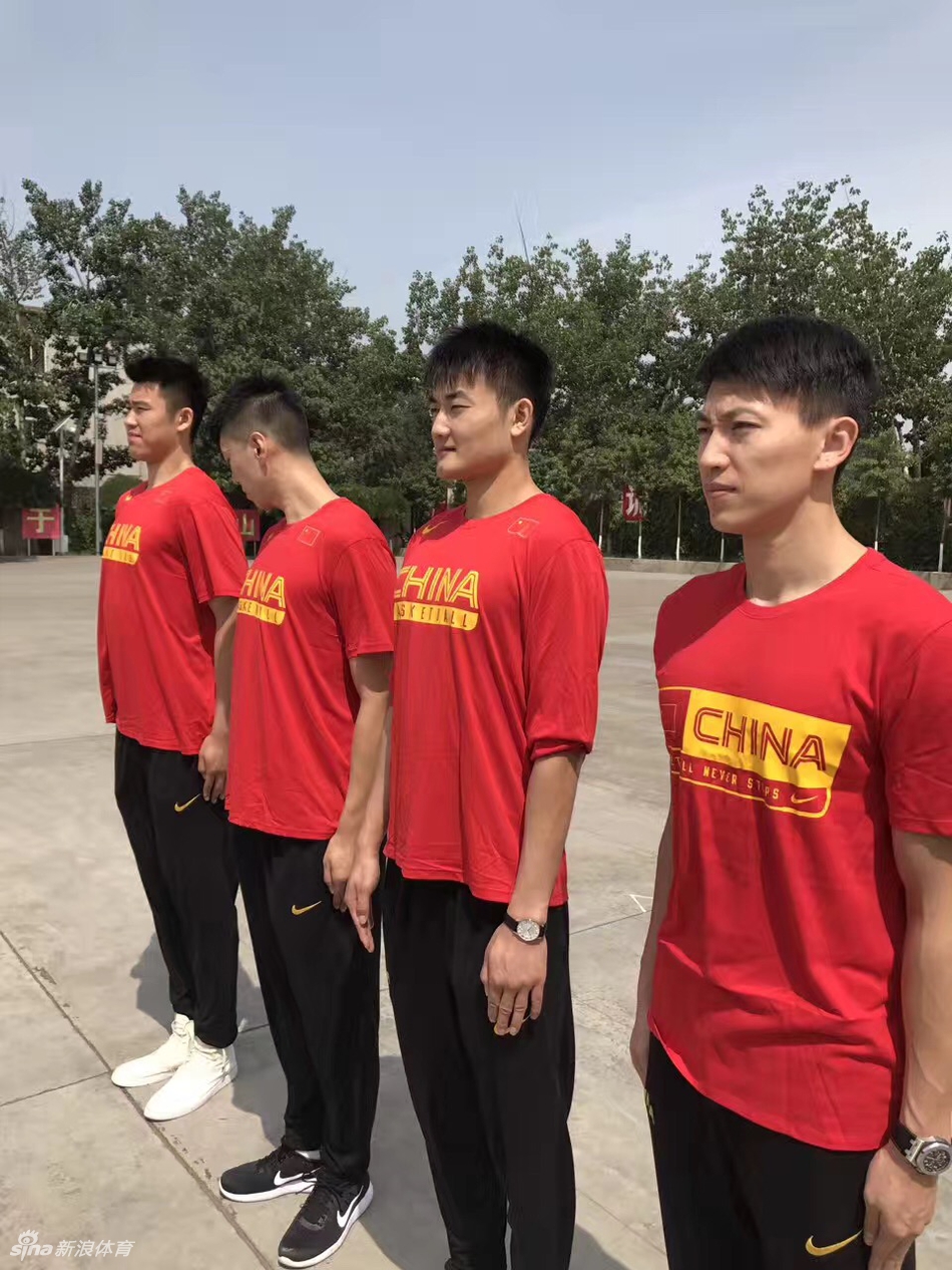 空旷的训练场上,男篮队员们整齐列队,在教官的口令声中反复练习转身与敬礼。远处的训练标语在烈日下泛着光,身影被拉得修长,这一刻的汗水与坚持,将成为他们日后在赛场上拼搏的宝贵精神财富。