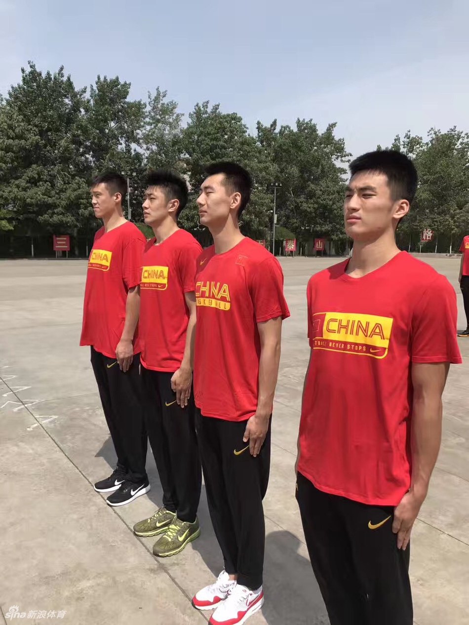 烈日炙烤着训练场,身披战袍的男篮将士们犹如一排挺拔的白杨。憨态可掬的韩德君穿着略显‘迷你’的短裤,露出结实的小麦色大腿,在队伍中格外显眼,他神情专注,任凭汗水肆意流淌,模样既可爱又让人敬佩。