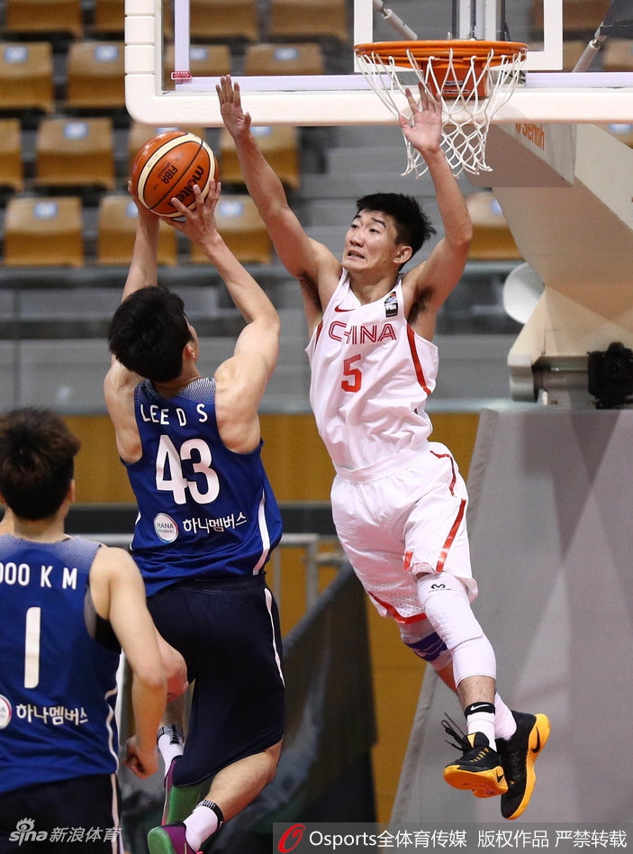 庄严时刻，五星红旗下的青春誓言，国歌奏响回荡在日本长野的球馆。