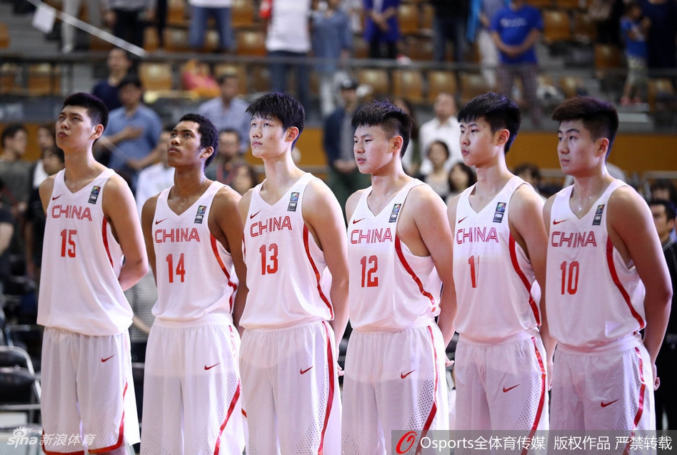 胡金秋在内线稳如泰山，迎着防守跳投出手，篮球划出优美的弧线直坠网窝。