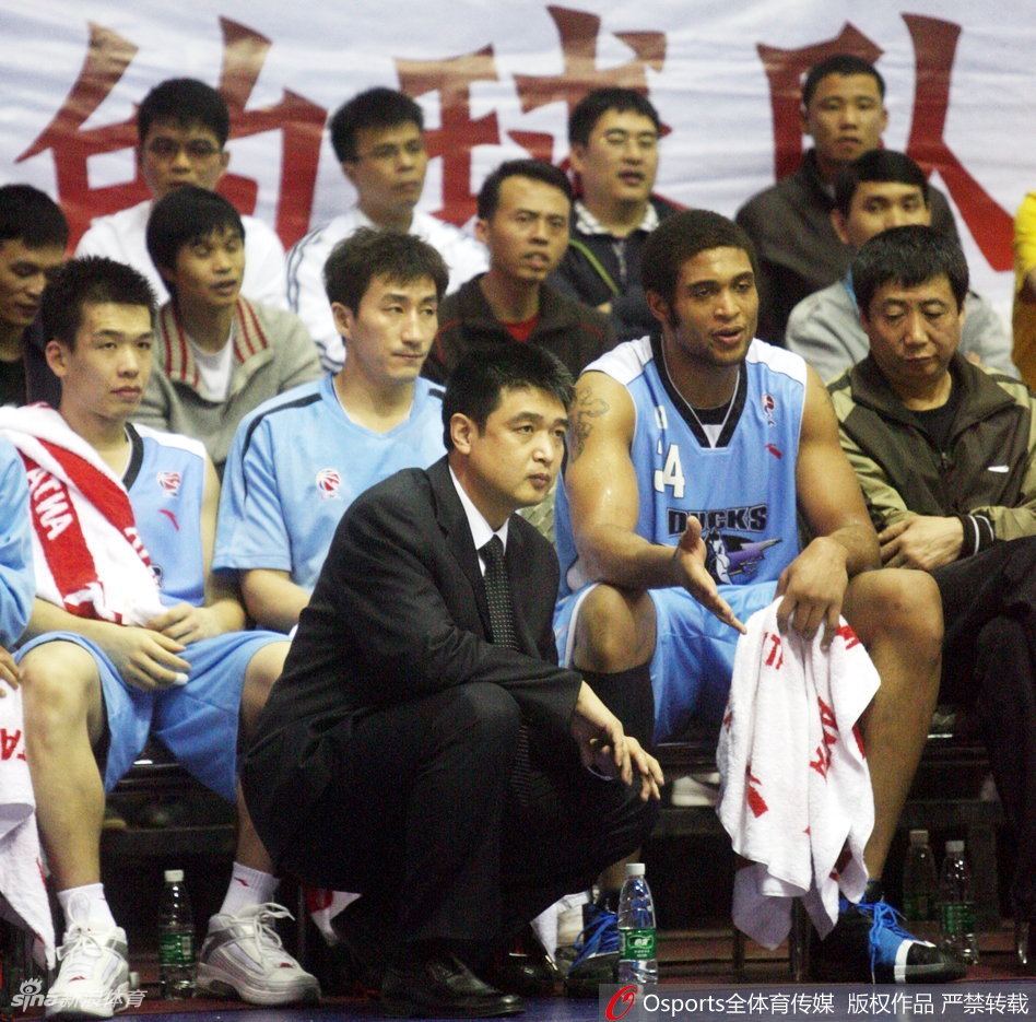 眼眶泛红的闵鹿蕾在裁判响哨后难掩激动,他仰天长啸,将十五年执教生涯的压抑与此刻夺冠的狂喜一并吼出,身旁的北京队员无人上前打扰,这一刻只属于他们的主帅