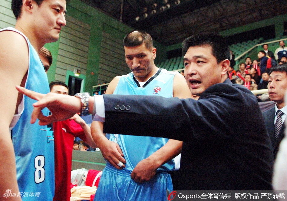 闵鹿蕾亲吻孙悦脸颊,这一幕发生在夺冠庆典的舞台上,平日里严肃的主帅用这样温情的方式表达对爱徒的喜爱,逗得孙悦开怀大笑