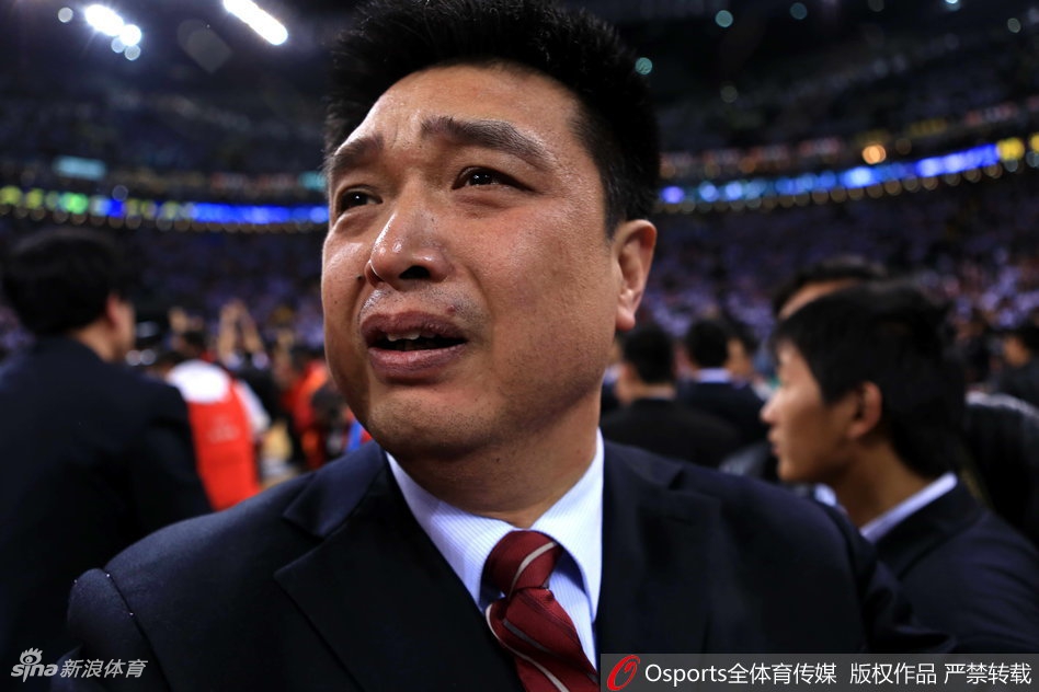 闵鹿蕾与马布里并肩而立,两人共同捧起象征CBA最高荣誉的至尊鼎,这是他们携手为北京带来的三座总冠军之一,师徒情深早已超越篮球本身