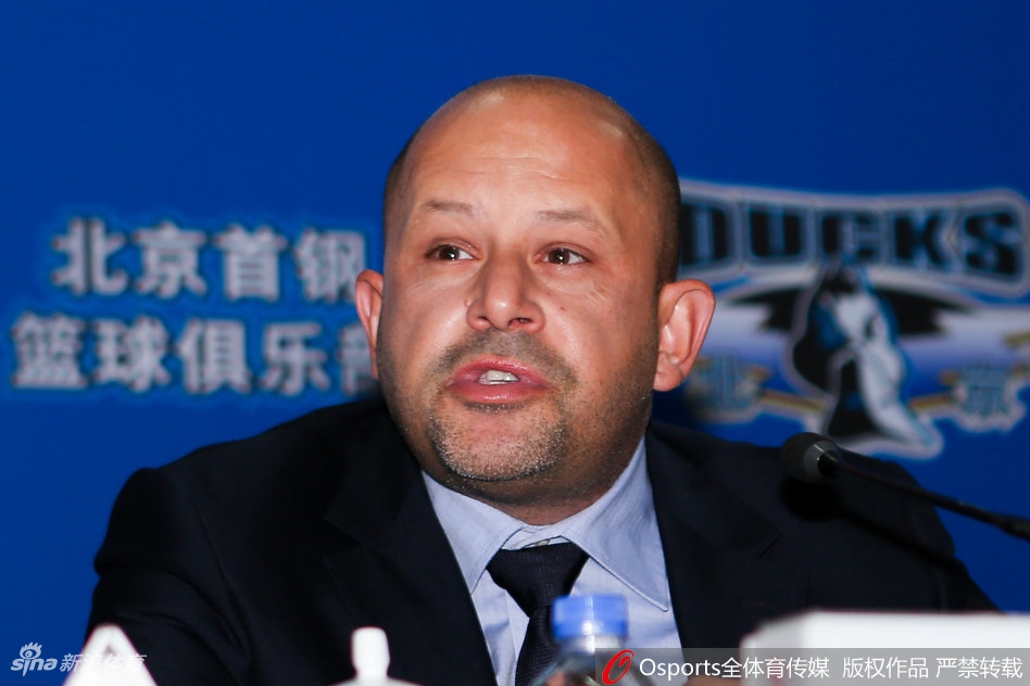 雅尼斯在发布会上慷慨激昂地阐述执教理念，手势坚定有力，从他专注的神情可以看出他对打造新北京队的信心与决心。