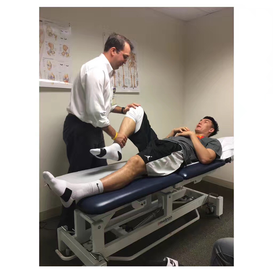 医生使用专业的仪器设备为可兰白克的膝盖进行检测，冰冷的探头下是灼热的期待，每一个数据都牵动着这位新疆队长重返赛场的心。