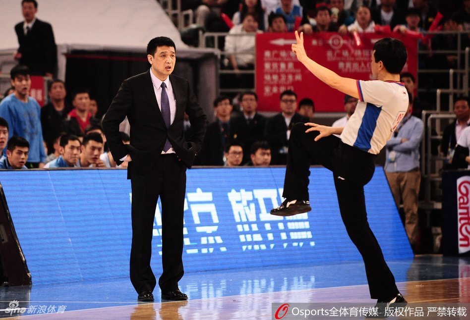 闵鹿蕾向镜头展示璀璨的总冠军戒指,眼神中满是珍视与骄傲,这枚戒指不仅记录着王朝荣耀,更镌刻着他与几代北京球员的青春与热血