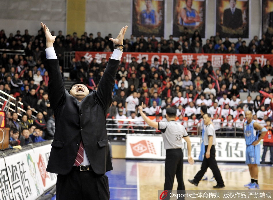 闵鹿蕾与昔日弟子张云松、谢立斌以及外援哈里森在场边聚首,旧日师徒相视而笑,眼神里流转的是那些年并肩作战、共度难关的深厚情谊