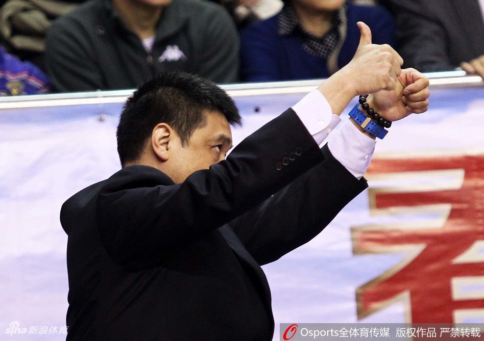 闵鹿蕾与巴特尔、焦健等北京旧将齐聚一堂,虽然球衣颜色早已不同,但老友相见时的开怀大笑,见证了北京篮球三代人的薪火相传