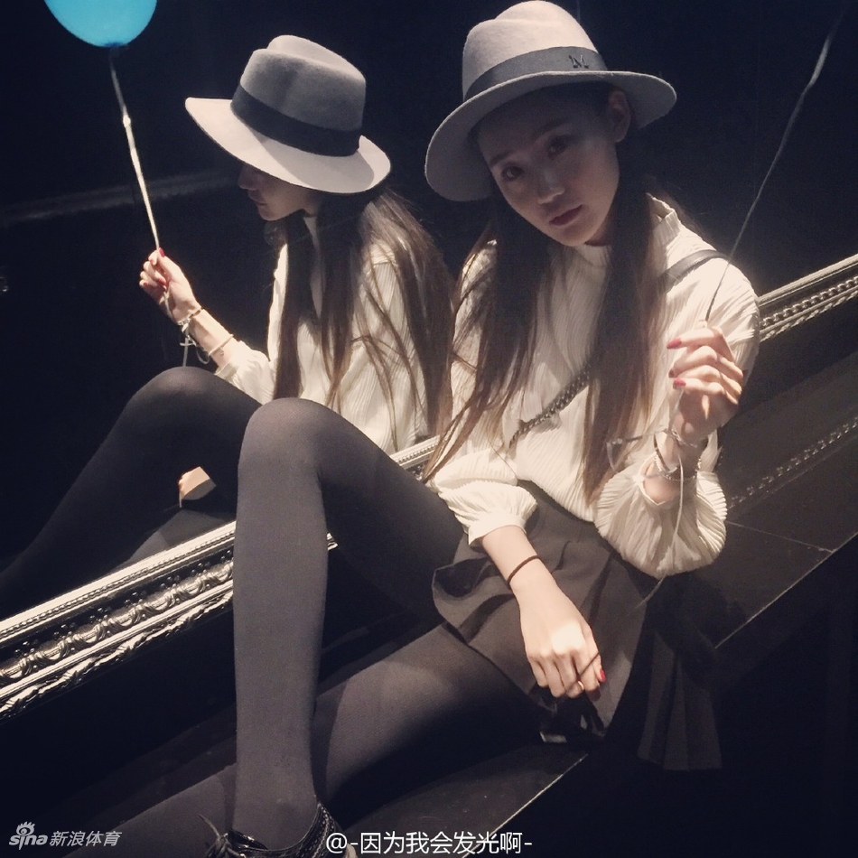 阳光洒在杨诗尹娇艳的面容上，她穿着充满运动风格的装扮，一双长腿在光影下显得格外迷人，展现出健康活力的青春气息。