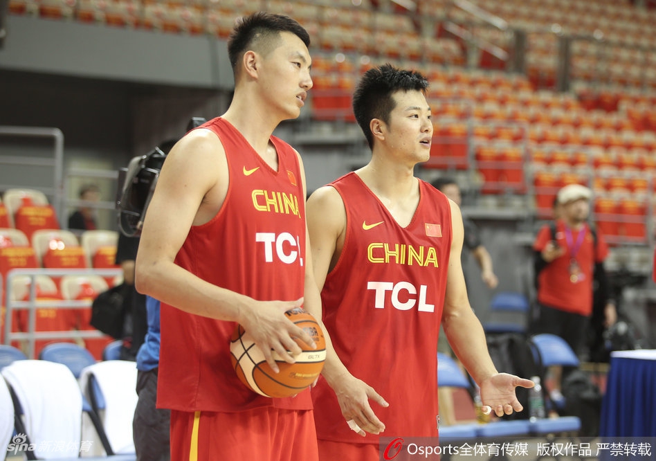 翟晓川坐在场边更换脚下的球鞋，神情轻松自信，虽然汗水已湿透衣背，但更换装备的动作依然利落，准备随时重返训练场。