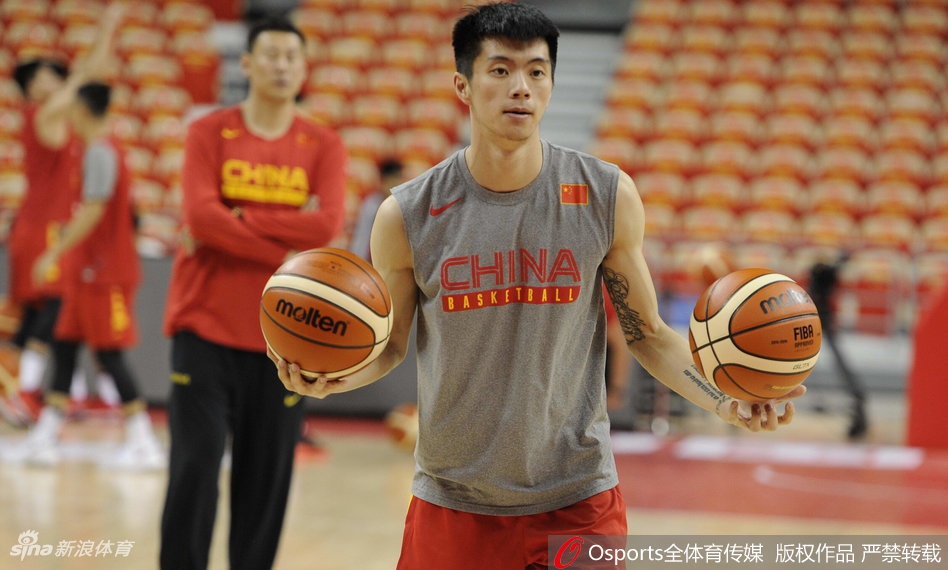 王子瑞重心压得极低，正在练习背后运球过人，眼神犀利；李京龙则在三分线外接球就投，出手速度极快，射手本色尽显。