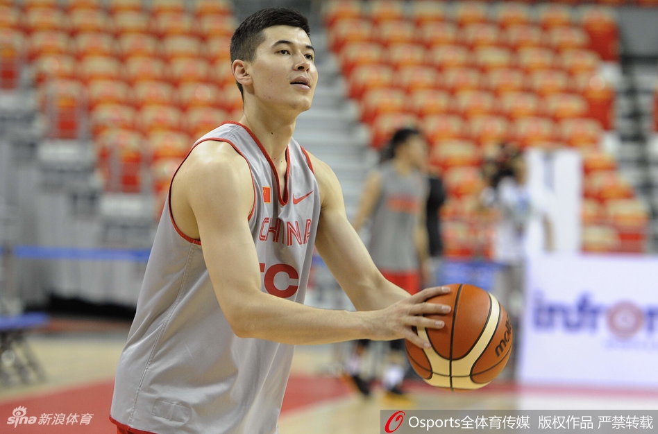 阿不都沙拉木高高跃起进行投篮练习，在空中身体完全舒展，出手点极高，展现出他作为空间型前锋的柔顺手感与优雅姿态。