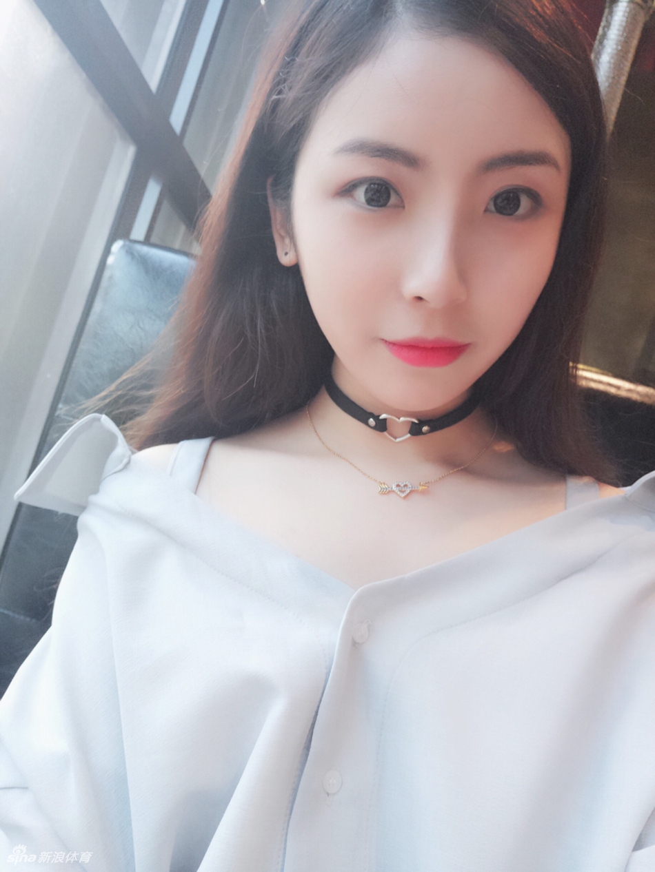 江风轻拂，她伫立岸边静静等待，清丽的侧脸映着波光，眼神中带着一丝踌躇和对未来的憧憬