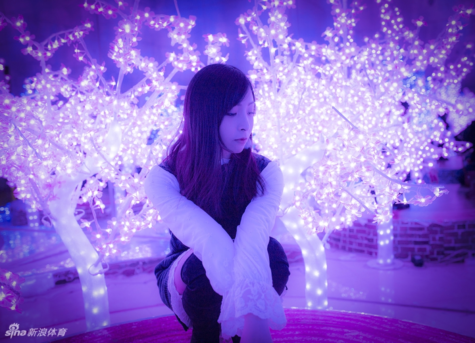 光影交错间，她回眸凝视，眼神妩媚动人，清丽中带着一丝成熟的魅力，定格了最动人的瞬间