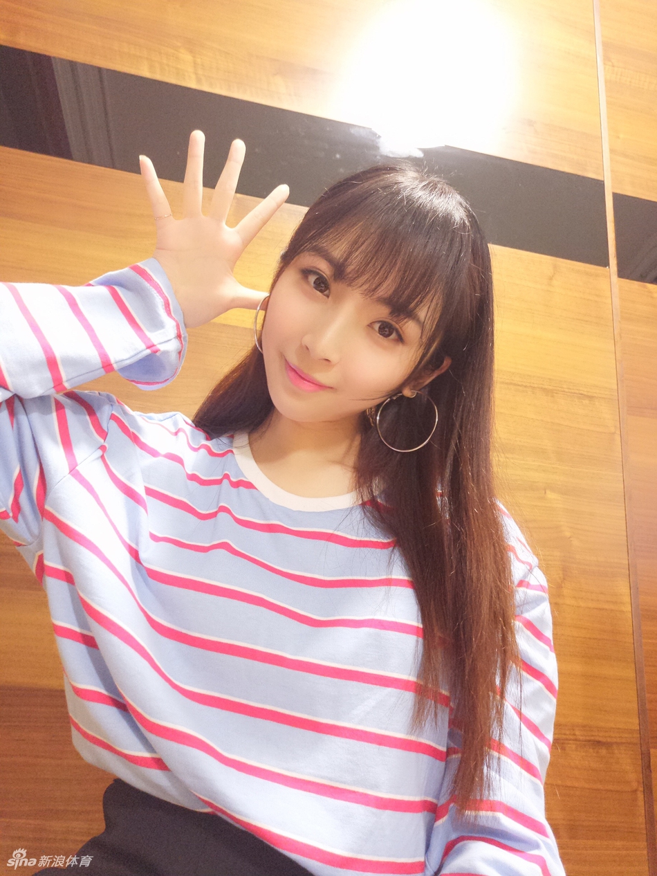 篮球场上，她为心爱的男生加油鼓劲，回眸一笑的瞬间，清纯与妩媚交织，眼中满是星光