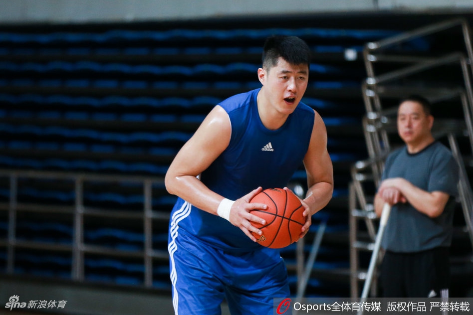 训练赛中,射手段江鹏与防守悍将王骁辉展开激烈的一对一对抗,两人的肌肉碰撞仿佛能透过屏幕感受到,这是新赛季主力位置争夺的预演。