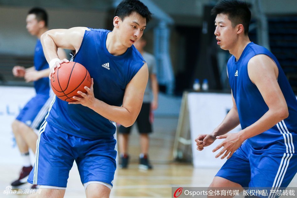 雅尼斯在训练中突然叫停,通过翻译郭维盛向场上队员面授机宜,他夸张的手势和严厉的表情表明他对战术跑位的要求近乎苛刻。