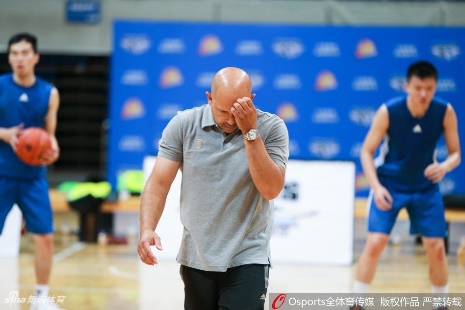 希腊主帅雅尼斯站在场边陷入沉思,面对全新的球队阵容,他习惯性地挠着头,眼神中透露出对训练细节的严格考量与战术布置的深思熟虑。