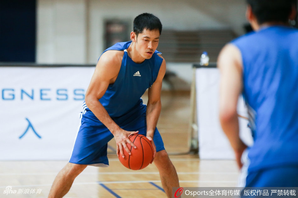 训练间隙,闵鹿蕾与雅尼斯并肩而立,两人通过翻译郭维盛频繁交流,昔日功勋主帅与现任教头之间正进行着无声的战术理念传承。