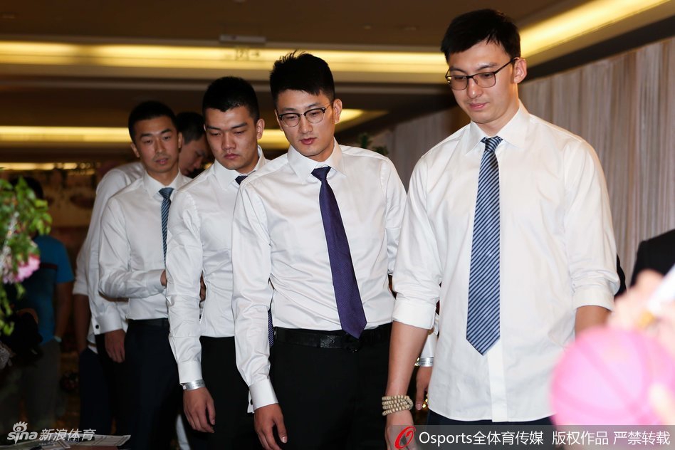 李根与恩师闵鹿蕾举杯畅谈,两人面带笑意尽释前嫌,身旁的新帅雅尼斯也举杯致意,酒杯相碰间,过往恩怨化作美好祝福。