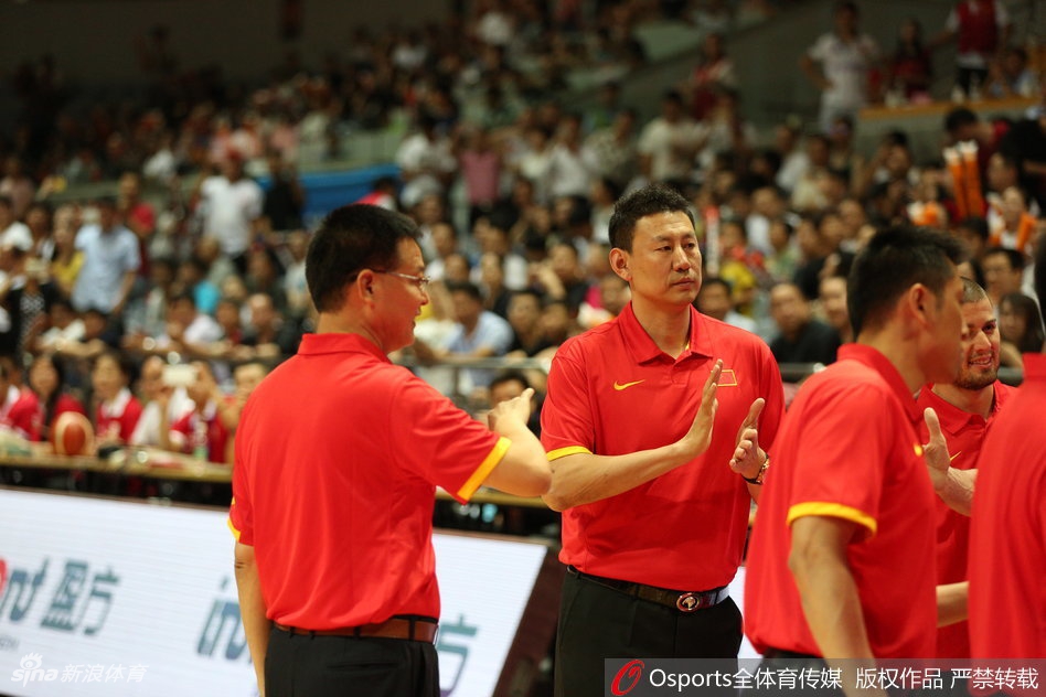 翟晓川高高跃起,与赵继伟用力击掌,脸上洋溢着激情与自信,这热血的一刻定格了红队逆转比赛的决心。