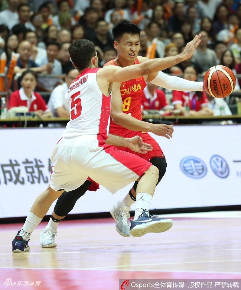 李楠指导在场边拉着阿不都沙拉木的手,神情专注地进行战术布置,眼神中充满了对这位年轻锋线的信任与期待。