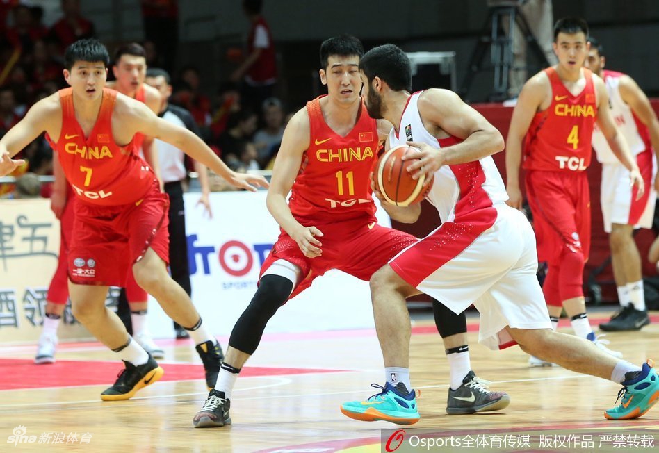 翟晓川在突破后迎着防守人强行上篮,身体在空中完全舒展,展现出极强的核心力量和进攻欲望。