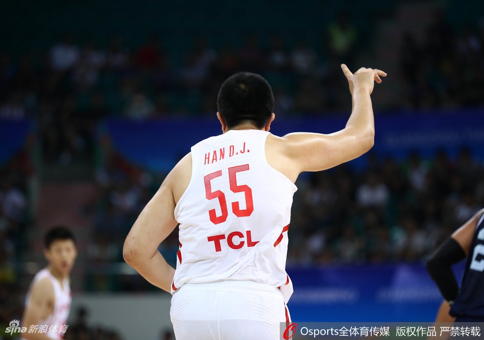 刘晓宇面对防守人，高高跃起从容跳投出手，篮球在空中划出一道完美的弧线，这一刻他仿佛将全队的希望寄托于指尖。