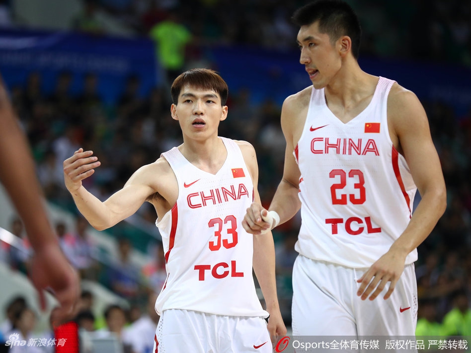 吴前在三分线外遭遇对方球员的贴身紧逼，他护住篮球，身体微微后仰试图摆脱防守，空气里弥漫着紧张的对决气息。