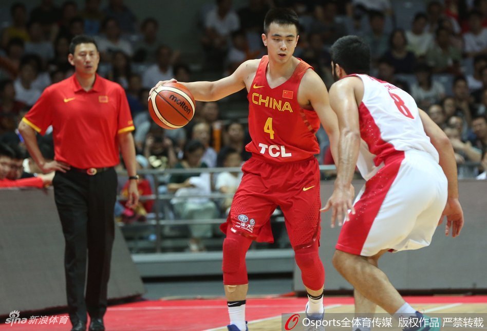 赵继伟冷静地观察着场上局势,双手娴熟地运球,犹如赛场上的指挥官,试图撕开伊朗队的防线。