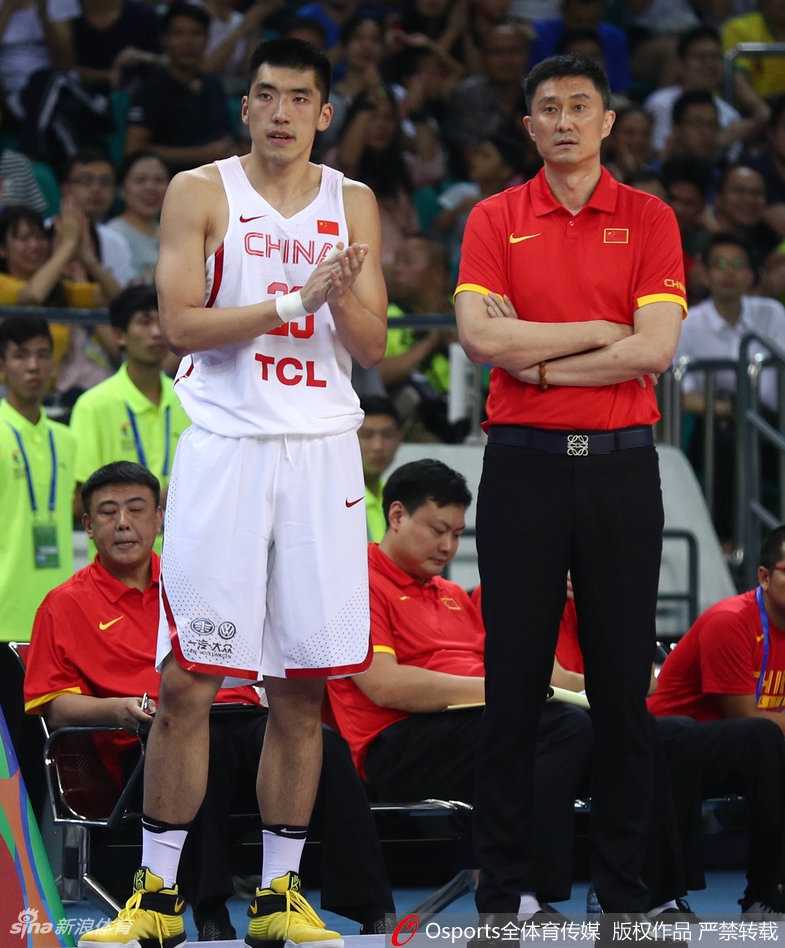 杜锋指导在场边神情专注，双手挥舞着为场上的弟子们布置战术，眼神中透露出对这群年轻人的殷切期望。