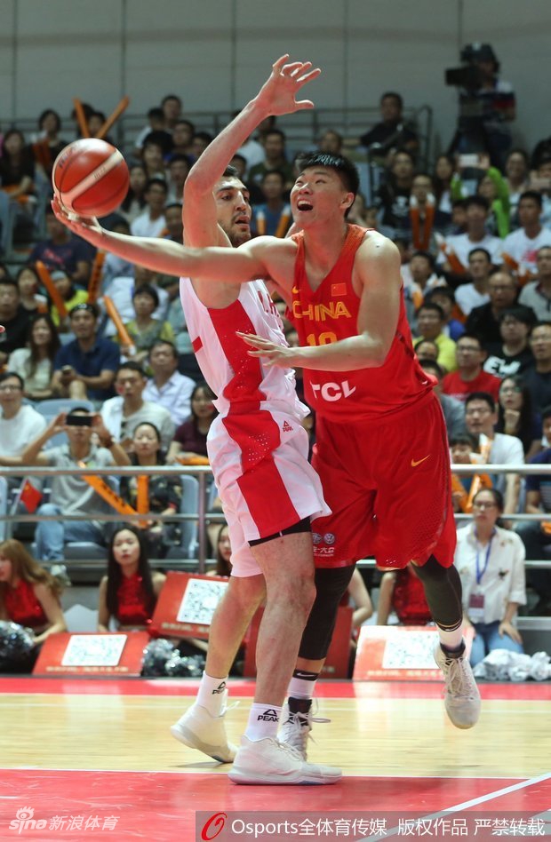 方硕在反击中疾速奔跑,目光如炬紧锁篮筐,正准备完成一次决定性的上篮。