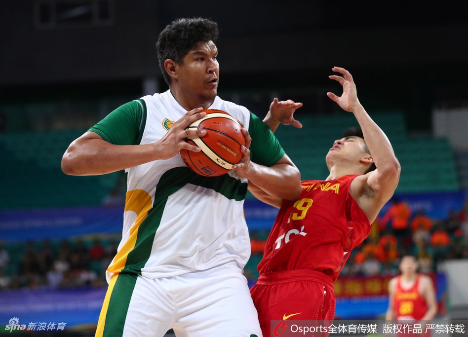 胡金秋在反击中如飞天猛将般高高跃起,单手将球狠狠砸进篮筐,眼神中充满了年轻人的霸气。