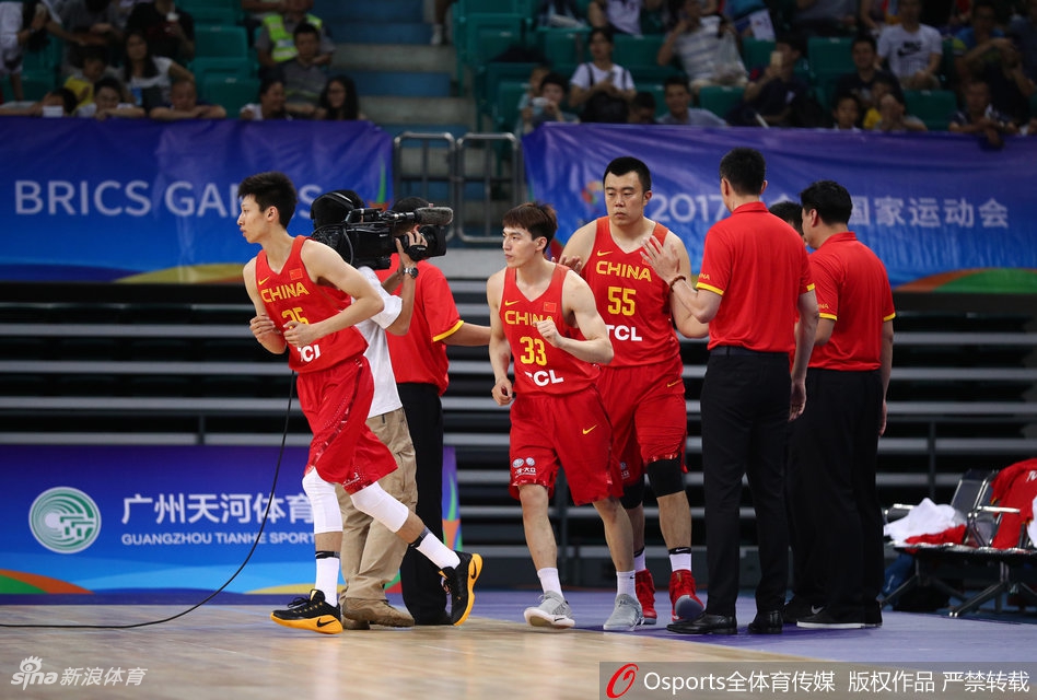 于德豪全神贯注地掌控着进攻节奏,他压低身体观察队友跑位,眼神中透着与年龄不符的沉稳与果决。