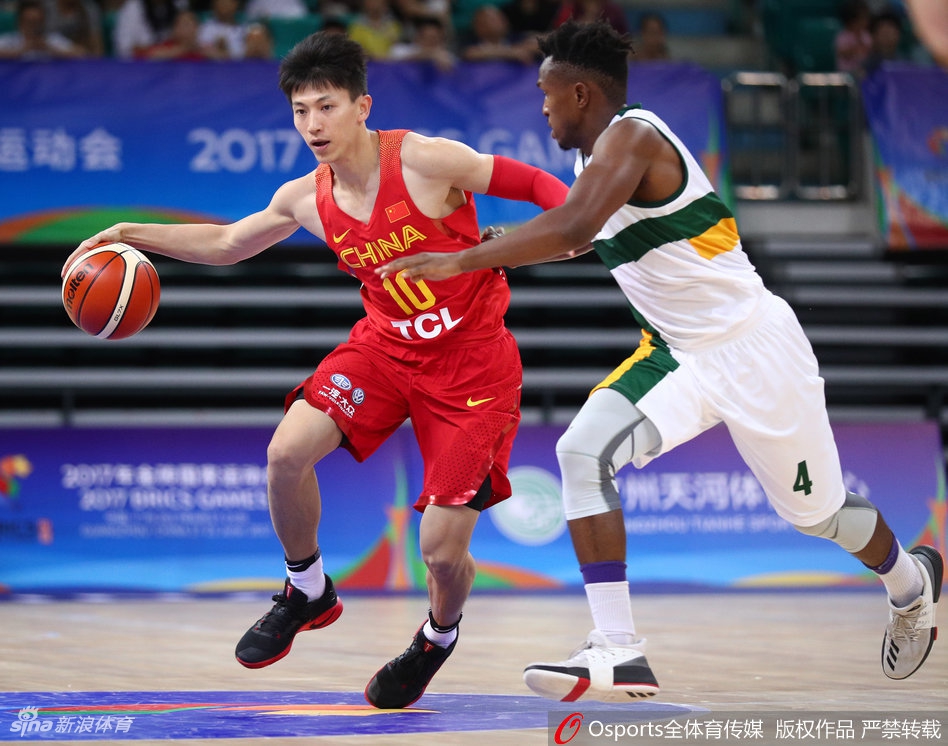 刘晓宇犹如利刃般撕开对手防线,他压低重心,用灵活的变向晃过防守者,坚决地杀入禁区。