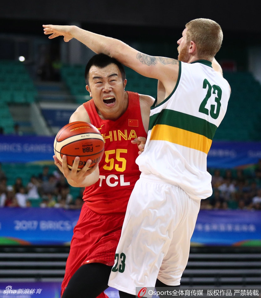 李敬宇在外线觅得良机果断出手,皮球划过一道完美的弧线飞向篮筐,这是他标志性的射手本能。