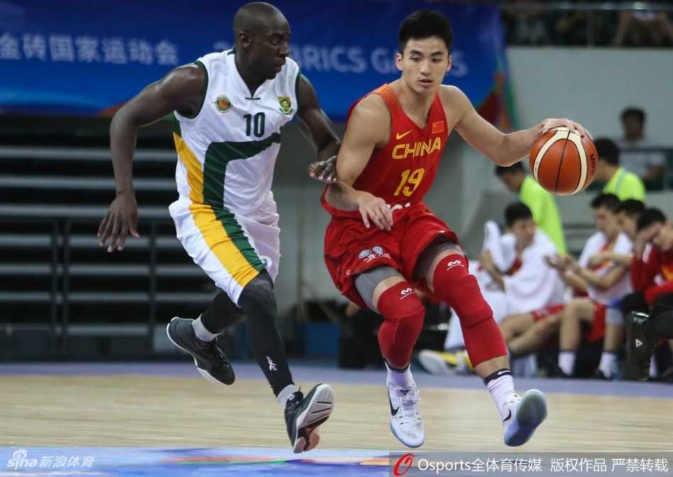 内线对抗中,胡金秋奋力跃起与对手争抢篮板球,充满斗志的脸上写满了对胜利的无限渴望。