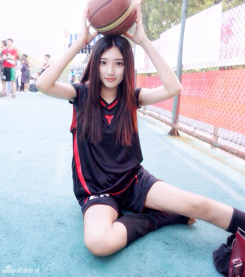 海边度假的她，长发飘飘，回眸一笑，让夏日的海风都带着一丝清甜。