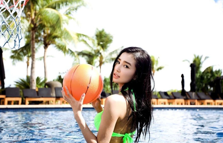 姚星彤在水中篮球场上展现出活力四射的一面,湿发贴额,眼神坚定,尽显运动之美。