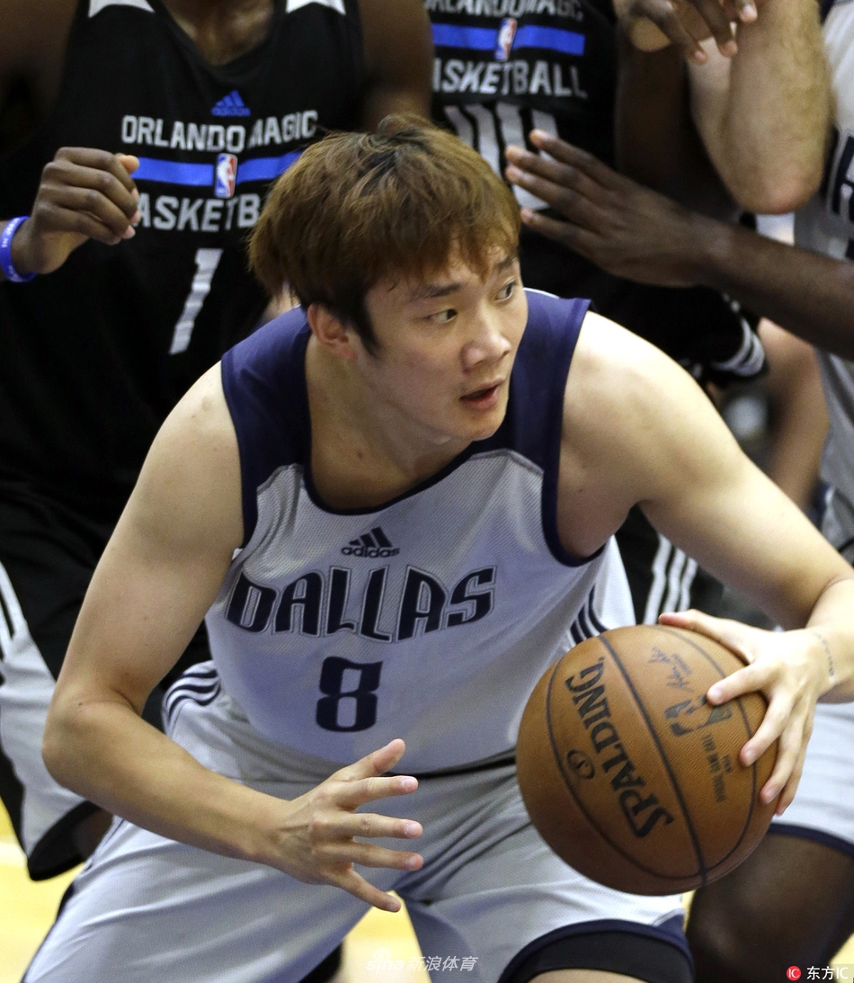 在重重防守球员的包围之下，丁彦雨航高高跃起，试图在长人林中摘下一个宝贵的进攻篮板。